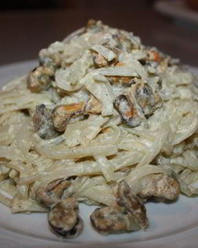 Рисовая лапша с мидиями в сливках