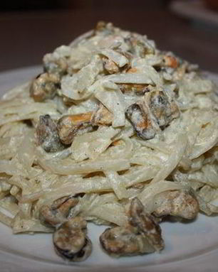 Рисовая лапша с мидиями в сливках