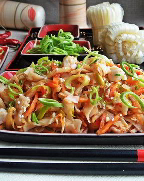 Рисовая лапша с овощами и крабом