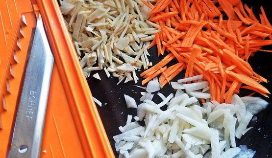 рисовая лапша с овощами и крабом