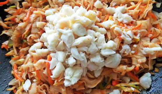 рисовая лапша с овощами и крабом