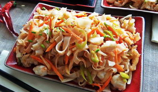 рисовая лапша с овощами и крабом