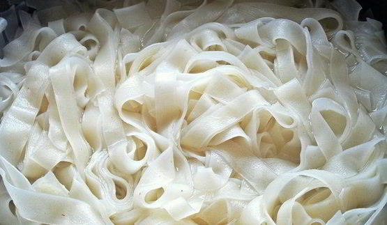 рисовая лапша с овощами и крабом