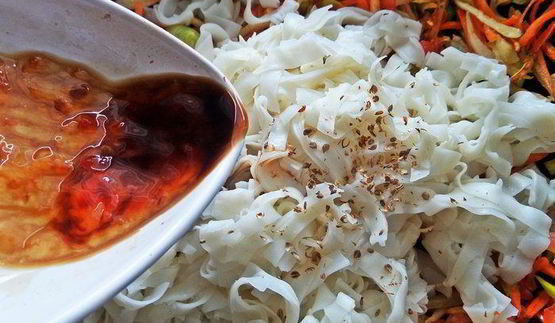 рисовая лапша с овощами и крабом