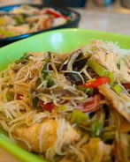 Рисовая лапша с овощами и курицей