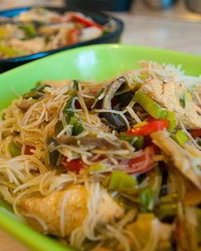 Рисовая лапша с овощами и курицей