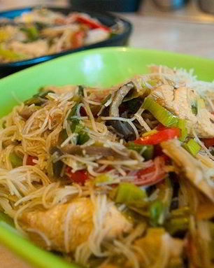 Рисовая лапша с овощами и курицей