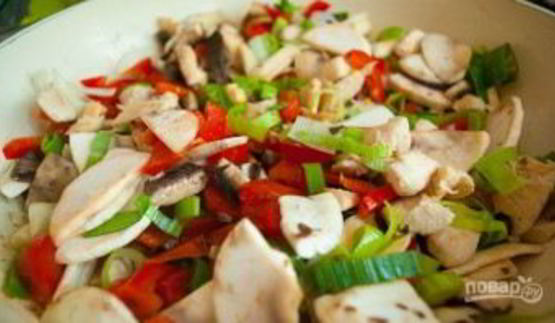 рисовая лапша с овощами и курицей