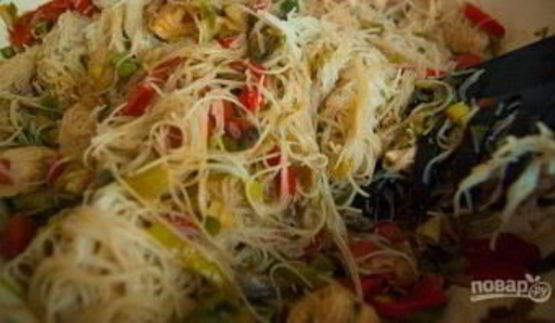 рисовая лапша с овощами и курицей