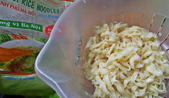 рисовая лапша с рыбой и овощами