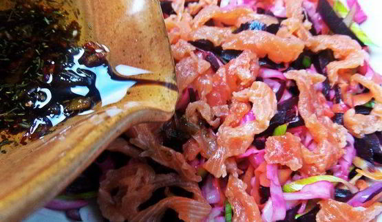 рисовая лапша с рыбой и овощами