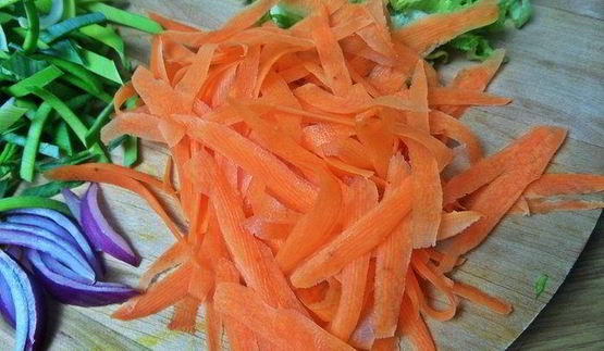 рисовая лапша с рыбой и овощами