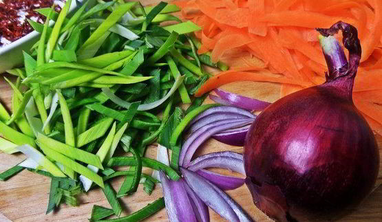 рисовая лапша с рыбой и овощами