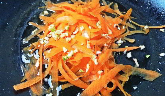 рисовая лапша с рыбой и овощами