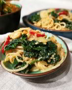 Рисовая лапша со шпинатом под яичным соусом