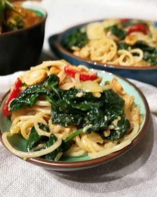 Рисовая лапша со шпинатом под яичным соусом