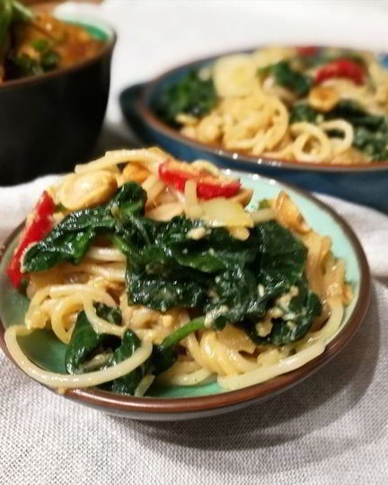 Рецепт рисовой лапши со шпинатом под яичным соусом