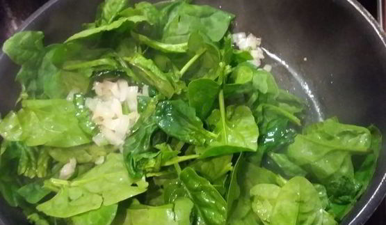 рисовая лапша со шпинатом под яичным соусом