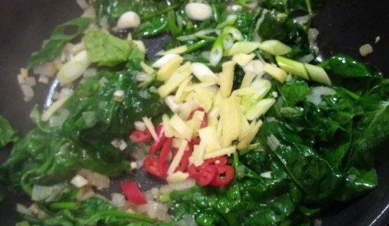 рисовая лапша со шпинатом под яичным соусом