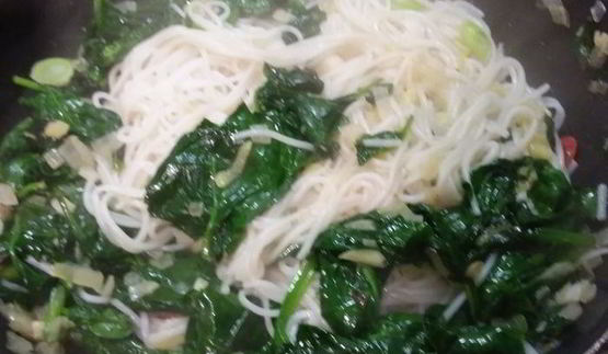 рисовая лапша со шпинатом под яичным соусом