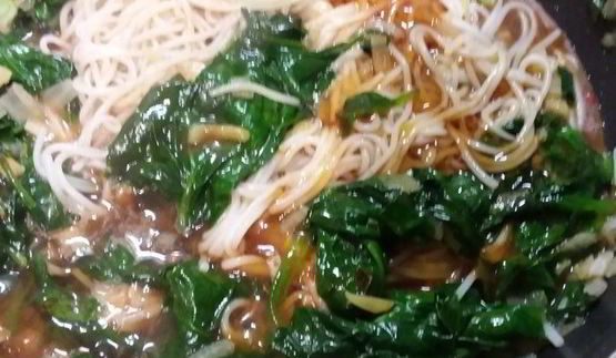 рисовая лапша со шпинатом под яичным соусом