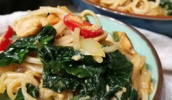 рисовая лапша со шпинатом под яичным соусом