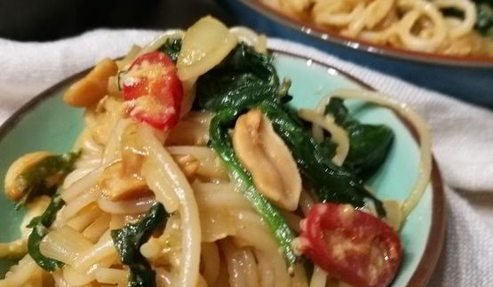 рисовая лапша со шпинатом под яичным соусом