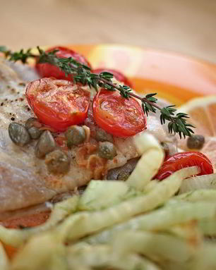 Белая рыба в конверте с каперсами