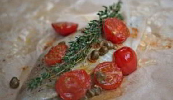 белая рыба в конверте с каперсами