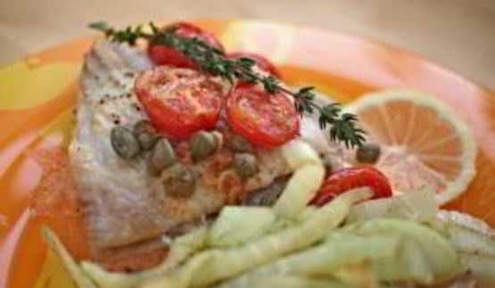 белая рыба в конверте с каперсами