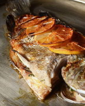Дорада с пряными травами и лимоном
