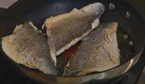 дорада со свежим салатом