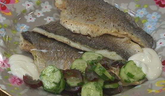 дорада со свежим салатом