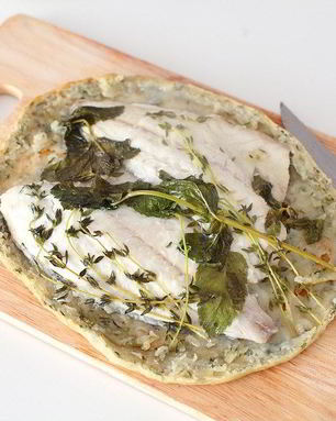 Дорада в тесте с мятой и тимьяном