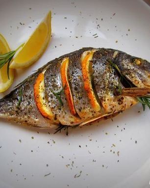 Дорада, запеченная с лимоном, чесноком и травами