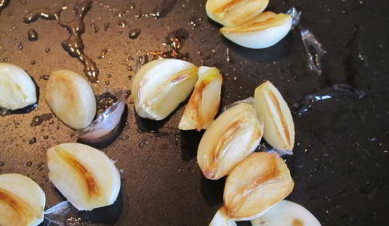 дорада, запеченная с лимоном, чесноком и травами