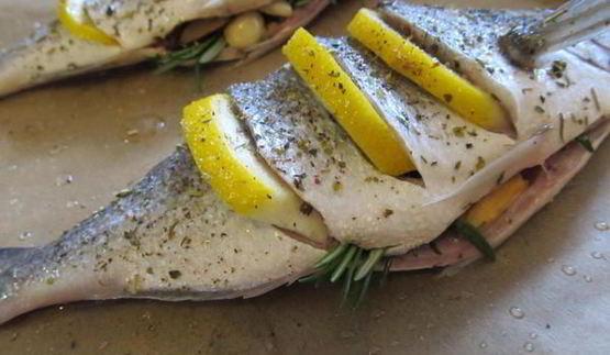 дорада, запеченная с лимоном, чесноком и травами