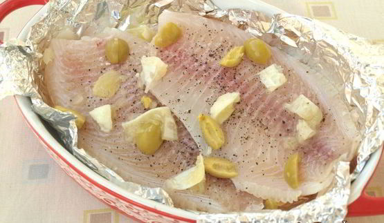 филе тилапии запеченное с лимоном и оливками