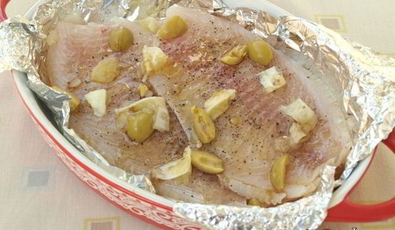 филе тилапии запеченное с лимоном и оливками