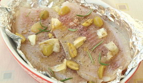 филе тилапии запеченное с лимоном и оливками