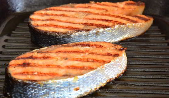 форель на гриле с весенним салатом