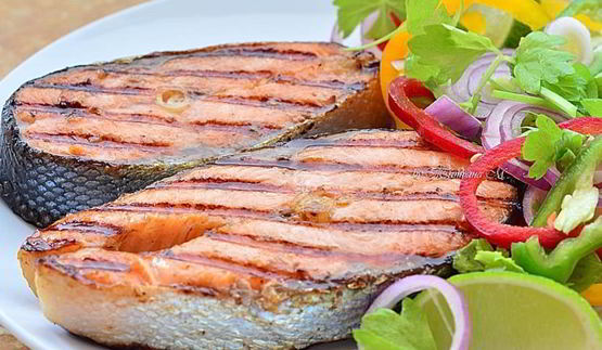 форель на гриле с весенним салатом