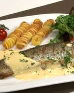 Форель, жаренная на сливочном масле под голландским соусом