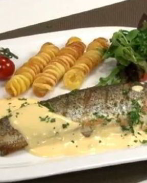 Форель, жаренная на сливочном масле под голландским соусом