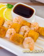 Горбуша с креветками на шпажках