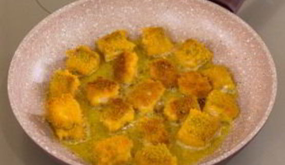 горбуша с креветками на шпажках