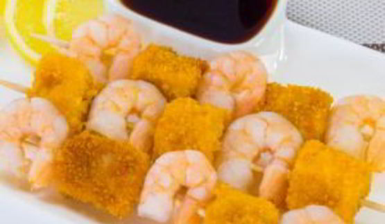 горбуша с креветками на шпажках