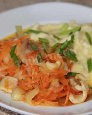 Кальмары с овощами в банке