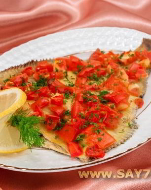 Камбала, запеченная с помидорами