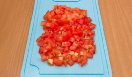 камбала, запеченная с помидорами